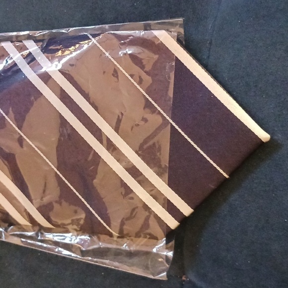 BRAND NEW FINNEAS & CO NAVY BLUE & WHITE TIE. 100% SILK SELLS FOR $24.99 - Picture 3 of 5